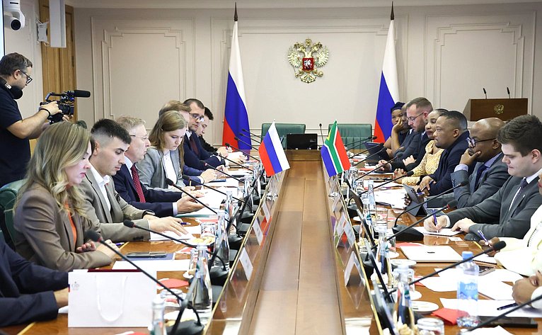 Александр Варфоломеев провел встречу с делегацией Законодательного Собрания Северо-Западной провинции Южно-Африканской Республики при участии Палаты молодых законодателей при Совете Федерации
