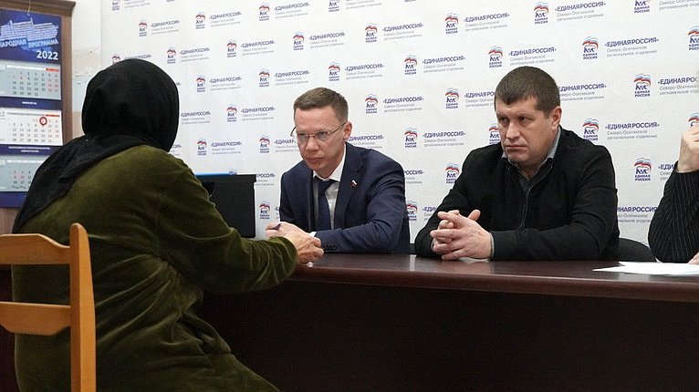 Виталий Назаренко в рамках рабочей поездки в регион провёл выездной приём граждан в городе Моздок