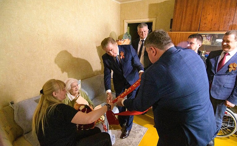 Сергей Лукин вручил регалии «Почётного гражданина города Воронежа» ветерану Великой Отечественной войны