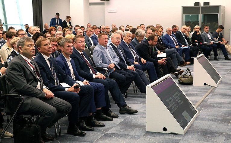Александр Высокинский выступил модератором экспертной сессии первого дня международной промышленной выставки ИННОПРОМ в Екатеринбурге (фото Руслан Казаков)