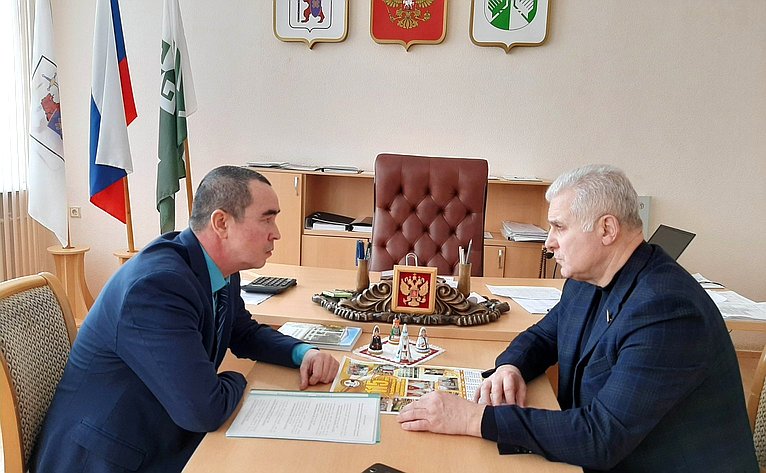 Сергей Мартынов в рамках рабочего визита в регион провел встречу с главой Сернурского района Сергеем Адигановым