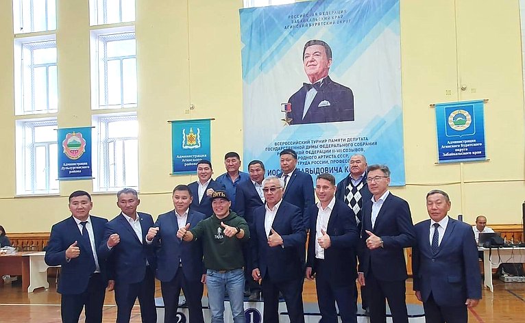 Баир Жамсуев наградил победителей Всероссийского турнира по боксу памяти Иосифа Кобзона