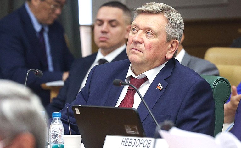 Александр Лутовинов
