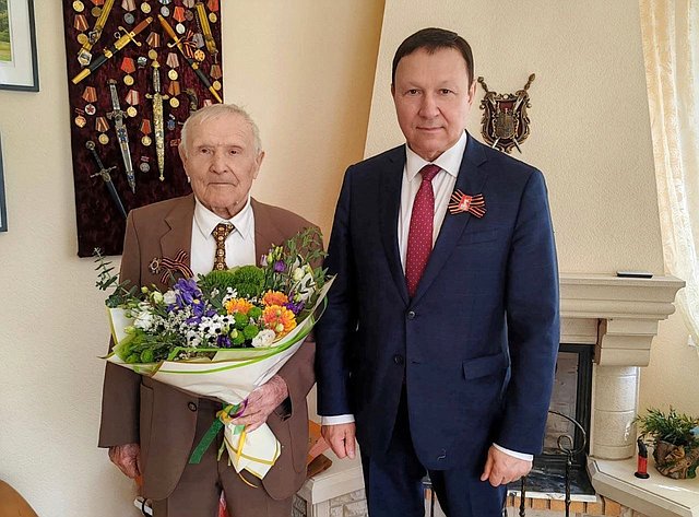 Александр Ролик встретился с ветеранами Великой Отечественной войны и принял участие в возложении венков к Вечному огню мемориала «Боевая слава Тихоокеанского флота»
