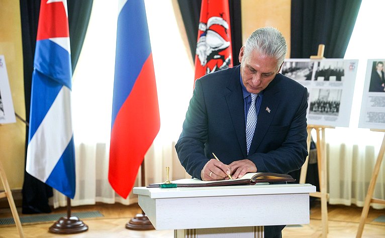 Председатель Совета Федерации Валентина Матвиенко, Президент Кубы Мигель Марио Диас-Канель и Председатель Московской городской Думы Алексей Шапошников открыли фотовыставку, посвящённую 65-летию восстановления российско-кубинских дипломатических отношений