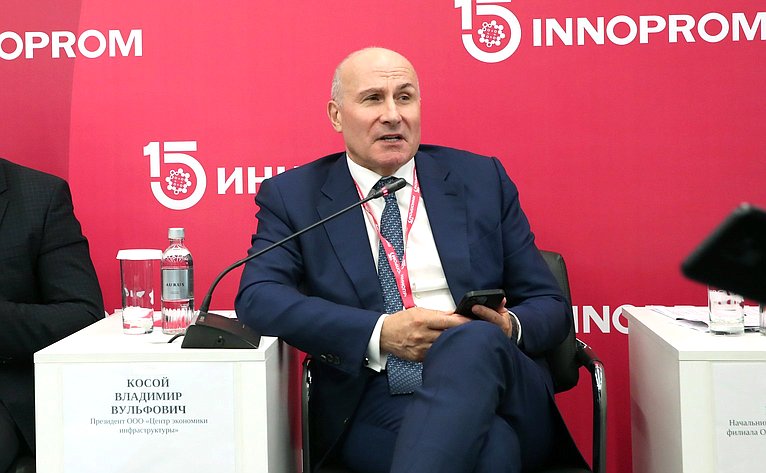 Александр Высокинский выступил модератором экспертной сессии первого дня международной промышленной выставки ИННОПРОМ в Екатеринбурге (фото Руслан Казаков)
