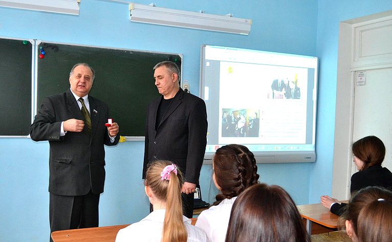 Виктор Кондрашин принял участие в прошедших в регионе августовских педагогических собраниях и Дне знаний