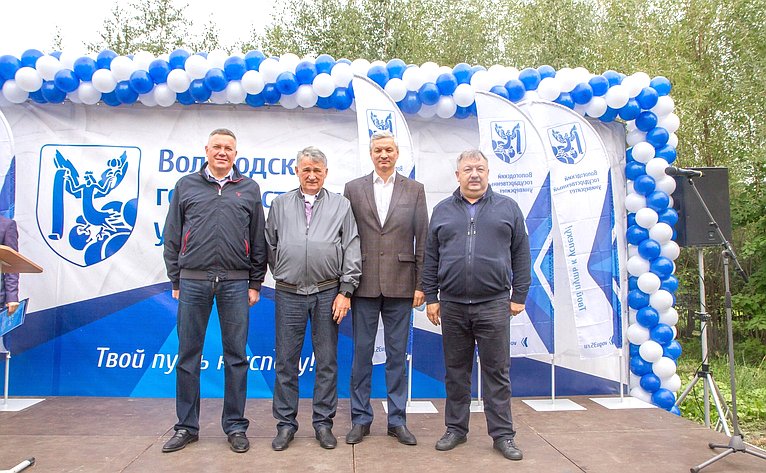 Юрий Воробьев в ходе поездки в регион принял участие в церемонии закладки первого камня бассейна Вологодского государственного университета