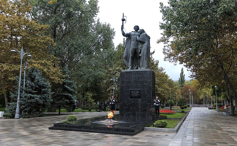 Сенаторы РФ возложили цветы к мемориалу Воину-освободителю в парке им. Ленинского комсомола в Махачкале (фото пресс-служба Министерства экономики и территориального развития Республики Дагестан)