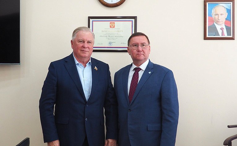 Вячеслав Наговицын провел встречу с министром образования региона В. Поздняковым