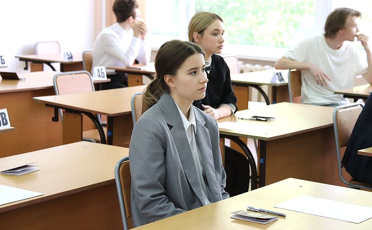 Андрей Базилевский посетил гимназию № 3 имени М.Ф. Панькова г. Хабаровска при проведения экзамена по русскому языку