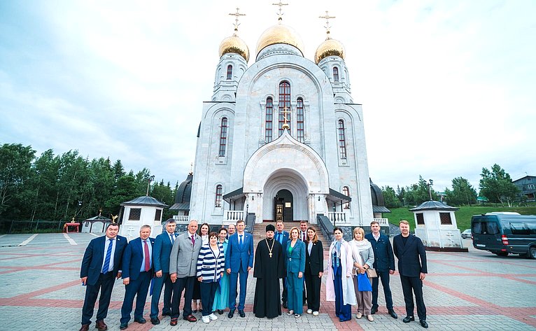 В рамках выездного заседания Комиссии СФ по развитию креативных (творческих) индустрий и народных художественных промыслов в России сенаторы посетили культурно-просветительные и социальные объекты