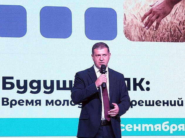 На форуме «КомандАгро – 40» Анатолий Артамонов рассказал о масштабной государственной поддержке аграриев и социальных преобразованиях на селе