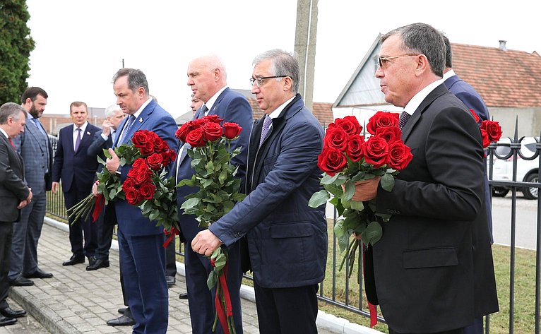 Сенаторы РФ приняли участие в церемонии возложения цветов к мемориалу