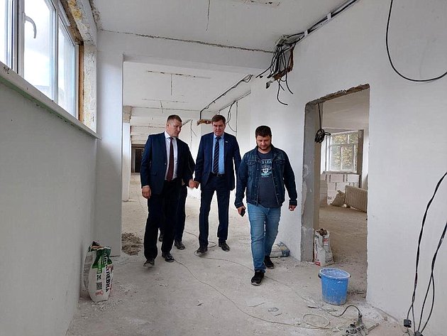 Александр Савин в ходе поездки в регион посетил школу № 2 г. Тарусы, где ведётся капитальный ремонт по программе Правительства РФ