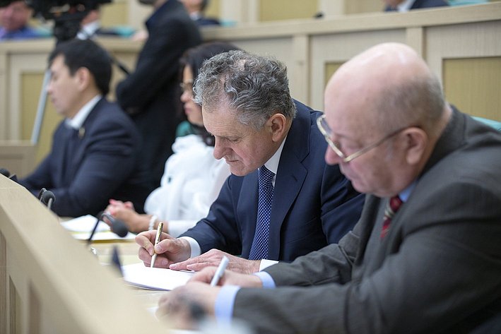 А. Волков и А. Чекалин на 385-м заседании Совета Федерации
