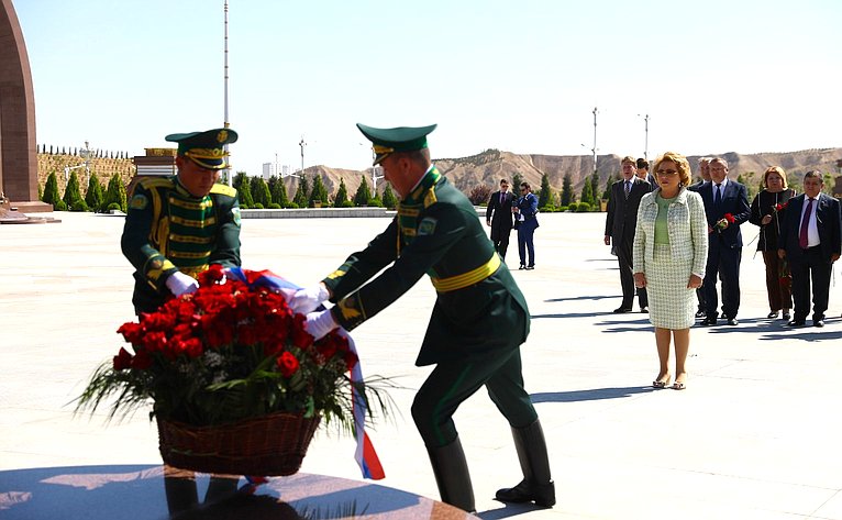 В. Матвиенко возложила цветы к памятнику павшим в Великой Отечественной войне в Ашхабаде