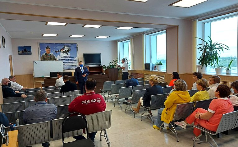 Денис Гусев в ходе поездки в регион встретился с коллективом Нарьян-Марского объединённого авиаотряда