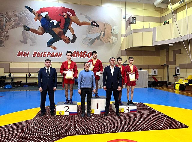 Николай Владимиров поздравил студентов-самбистов