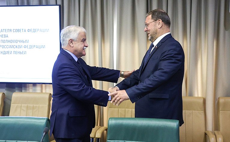 Заместитель Председателя Совета Федерации Константин Косачев провел встречу с Чрезвычайным и Полномочным Послом Республики Куба в РФ