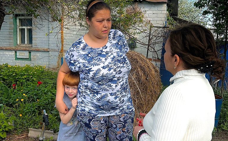Жанна Чефранова в ходе рабочей поездки в регион встретилась с многодетной мамой из Грайворона