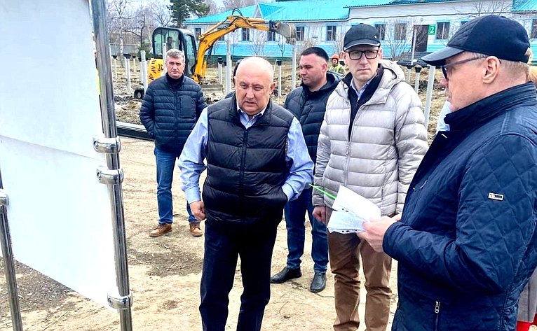 Андрей Базилевский в ходе региональной поездки побывал на строительных площадках загородных оздоровительных лагерей