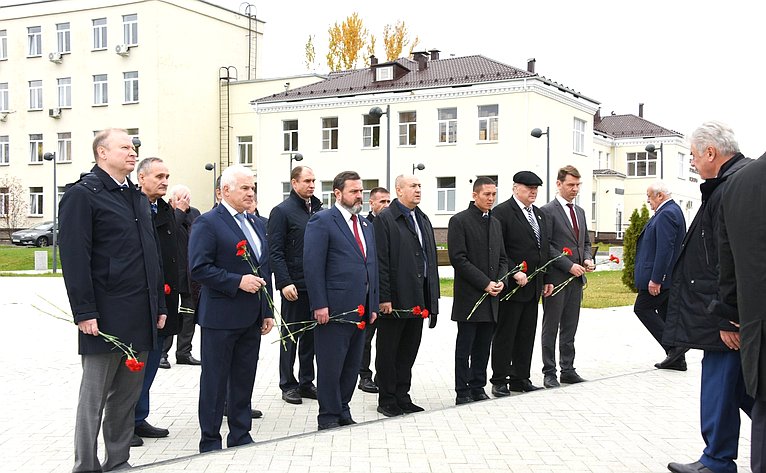 Сенаторы возложили цветы к памятнику испытателям отечественного ядерного оружия