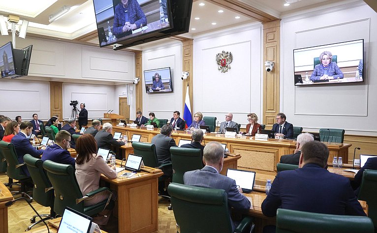 Встреча сенаторов Российской Федерации с Министром юстиции РФ Константином Чуйченко в формате «Открытого диалога»