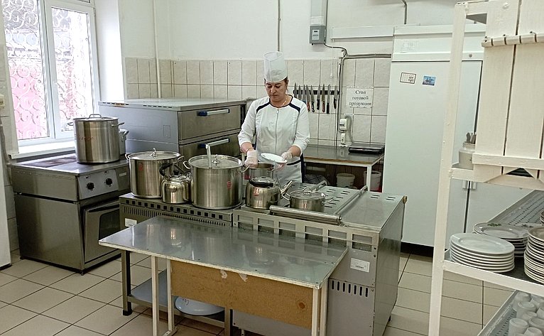Елена Писарева в ходе рабочей поездки в регион провела мониторинг качества питания в школах