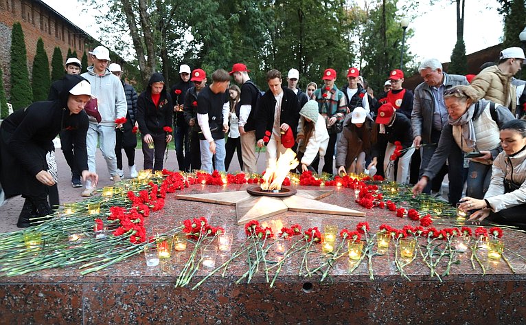 Участники фестиваля «Молодежь — за Союзное государство» зажгли «Свечу памяти» в центре города-героя Смоленска