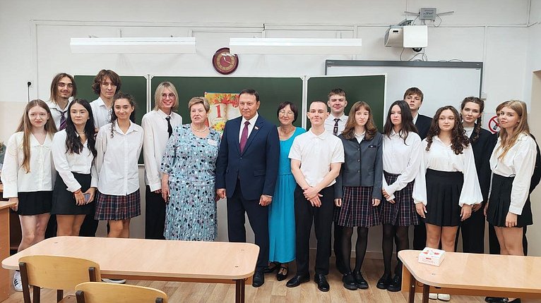 Александр Ролик в День знаний принял участие в торжественной линейке в школе № 39 г. Владивостока
