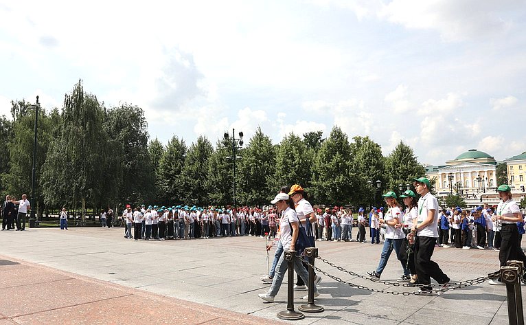 Участники проекта «Поезд памяти» 2023 года возложили цветы к Могиле Неизвестного Солдата в Александровском саду