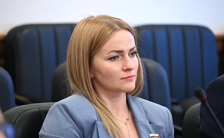Ирина Кожанова приняла участие в 38-м заседании Смоленской областной Думы VI созыва