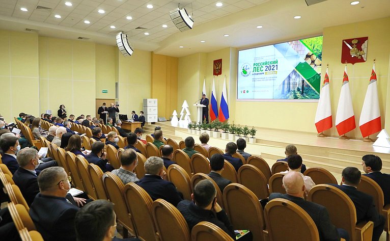 Заместитель Председателя СФ Юрий Воробьев выступил с приветственным словом на пленарном заседании 26-го Международного лесного форума «Российский лес»