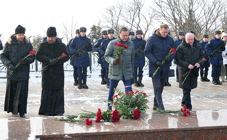В День воинской славы России — «День Защитника Отечества», Сергей Рябухин возложил цветы к Вечному огню