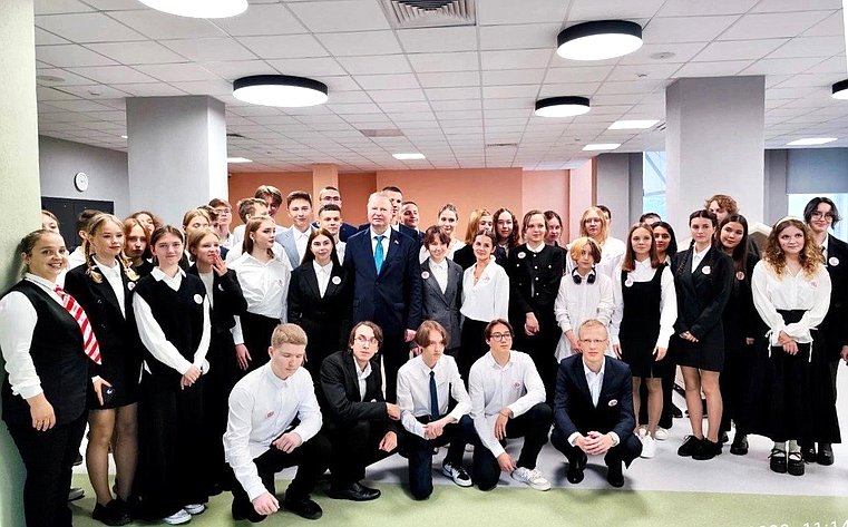 Виктор Шептий принял участие в первой торжественной линейке нового здания гимназии №40 в Екатеринбурге