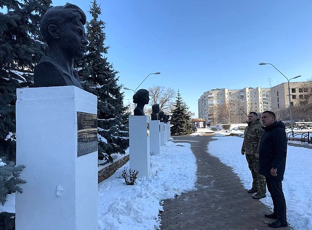 Айрат Гибатдинов возложил цветы к мемориалу «Непокорённые» в городе Краснодон Луганской Народной Республики