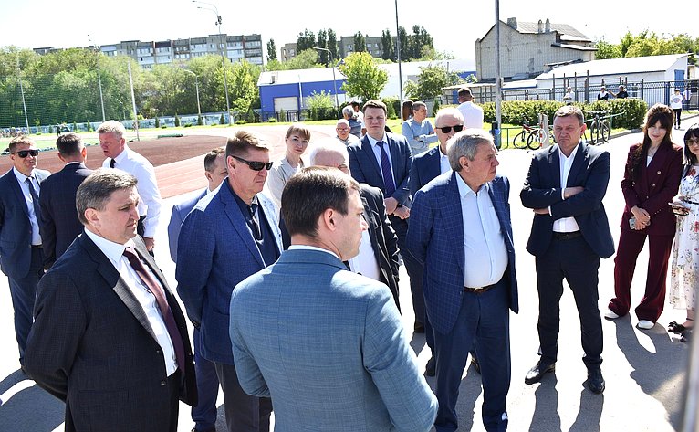 В ходе поездки сенаторы РФ побывали на стадионе «Торпедо», где в планах строительство универсального спортзала и реконструкция водноспортивной базы «Олимпия» в Энгельсе