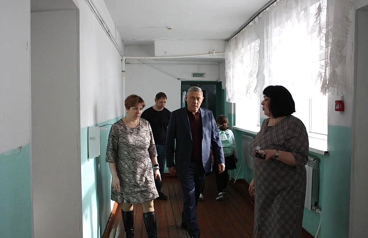 Юрий Валяев в рамках работы в регионе посетил учреждения образования в Октябрьском районе