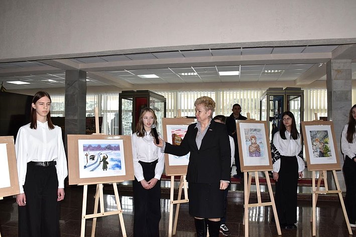 Ольга Бас в ходе поездки в регион открыла выставку участников третьего этапа Всероссийского конкурса детского рисунка «Жизнь, деленная на граммы»