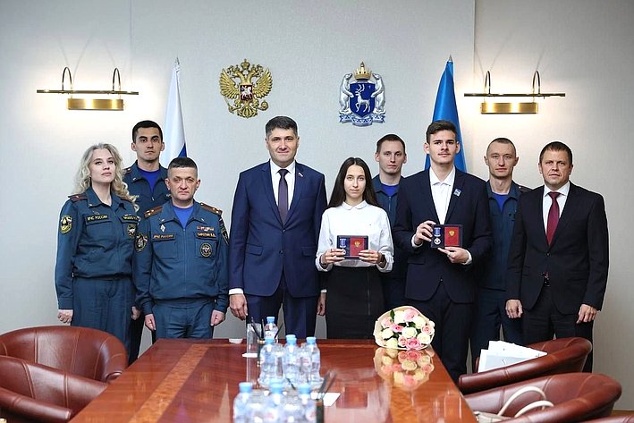 Владимир Пушкарёв наградил подростков из ЯНАО медалью Совета Федерации «За проявленное мужество»