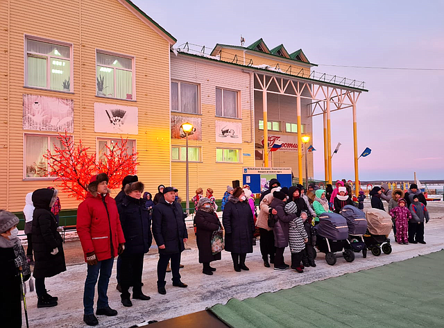 Денис Гусев поздравил женщин Ненецкого АО с Днем матери