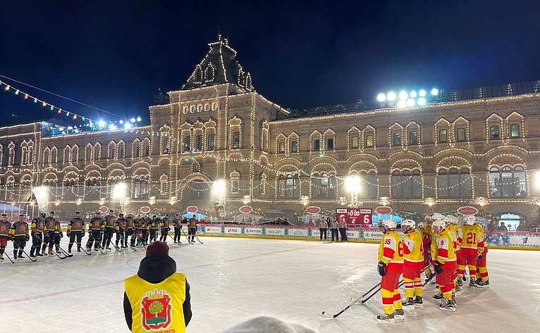 Максим Кавджрадзе и глава администрации региона Игорь Артамонов поздравили юных хоккеистов Липецкой области на Красной площади