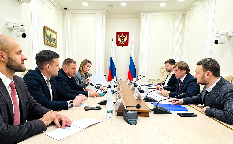 В Совете Федерации прошла рабочая встреча координатора Палаты молодых законодателей (ПМЗ) Игоря Кастюкевича с руководителем Росмолодёжи Григорием Гуровым и представителями ПМЗ