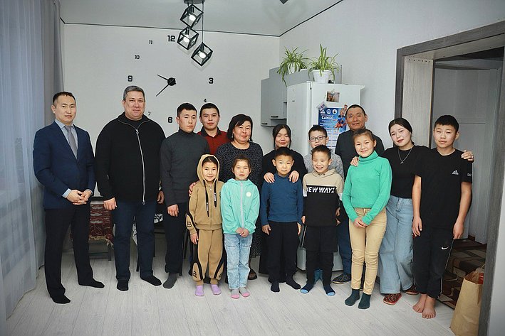 Владимир Полетаев в рамках региональной недели посетил две многодетные семьи, проживающие в Республике