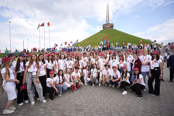 Участники акции почтили память героев Великой Отечественной войны в мемориальном комплексе «Курган Славы» в Минске
