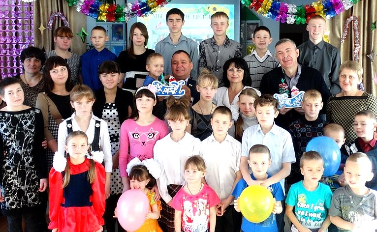 Александр Суворов в канун Нового года посетил своих подопечных в центре «Парусник Надежды»