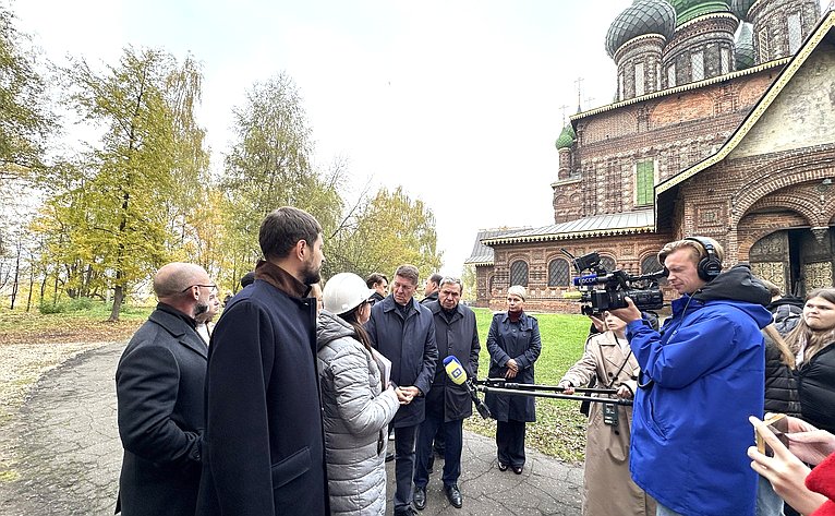 Сенаторы осмотрели площадки, отведенные под реализацию проектов комплексного развития территории и Церковь Иоанна Предтечи в Толчкове
