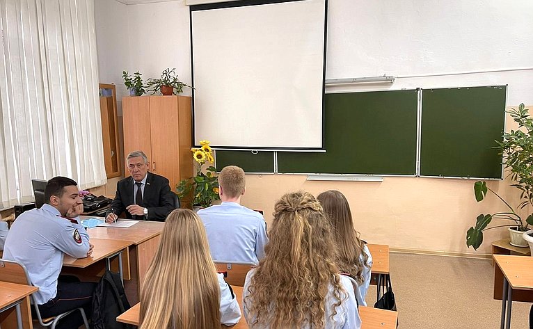 Юрий Валяев провел первый урок с подшефным классом кадетов профессиональной полицейской подготовки в Еврейской автономной области