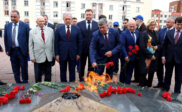 Валерий Семенов возложил цветы к памятнику-мемориалу «Героям войны и труда», а также к мемориальному комплексу «Норильская Голгофа»